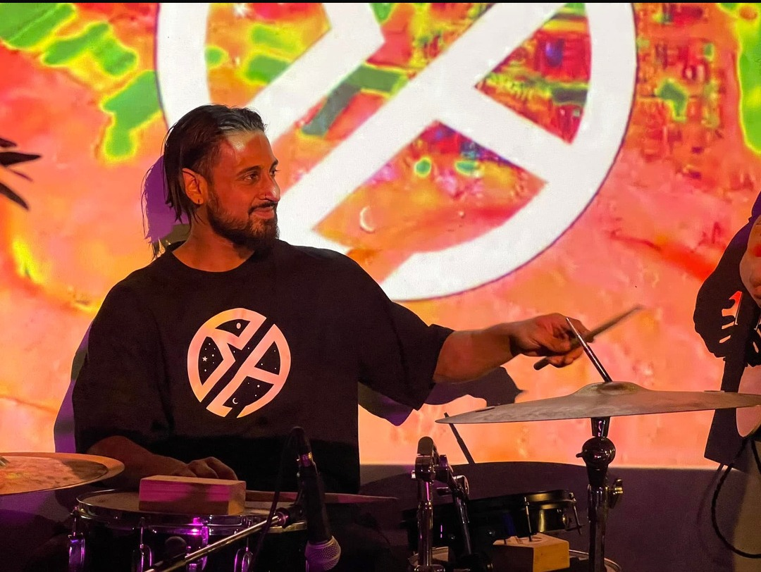 Ravi achter de drums