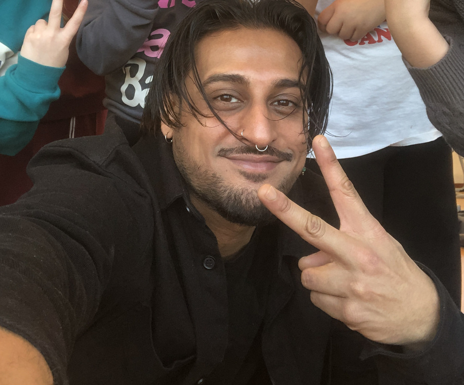 Ravi met deelnemers tijdens een workshop